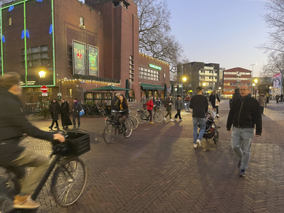 903646 Gezicht op de Tolsteegbrug te Utrecht, met links het Louis Hartlooper Complex (Tolsteegbrug 1).